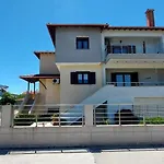 Milias Apartment's アパート イエリソス